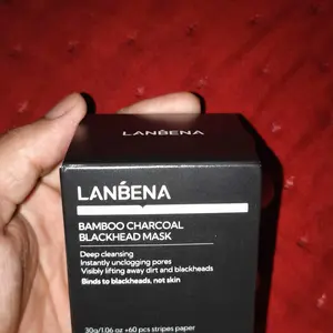 Cliente segurando a embalagem da máscara LANBENA