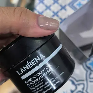 Cliente segurando o pote da máscara LANBENA